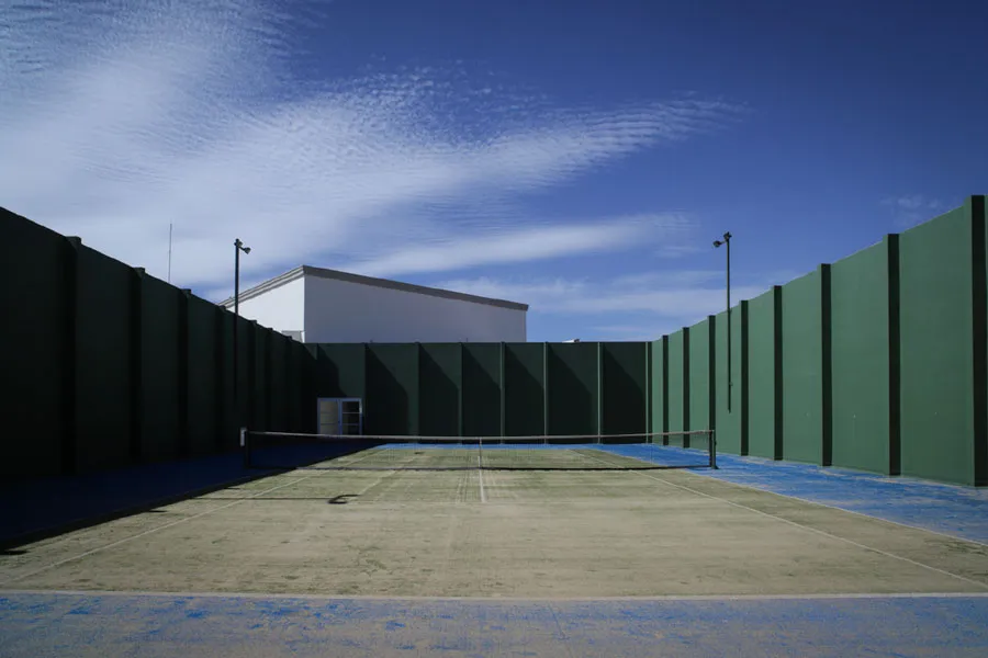 Cancha de pádel al aire libre con muros verdes